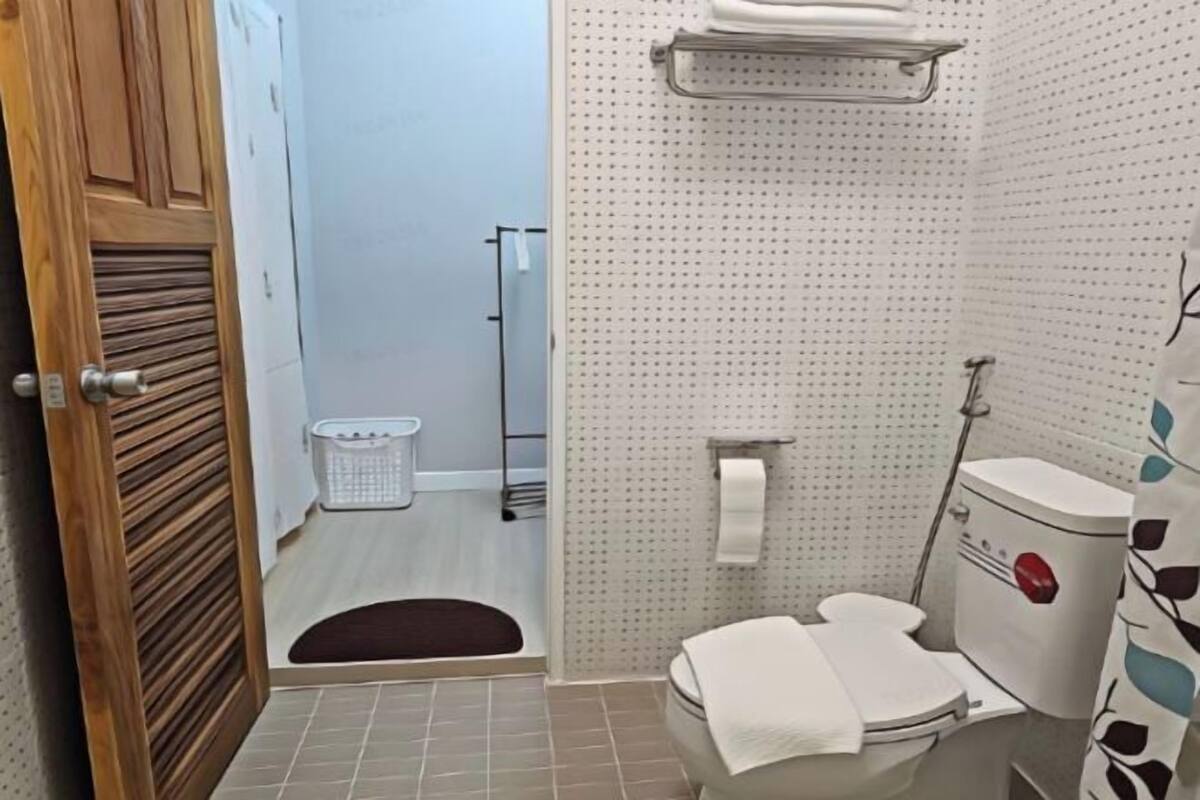 Towels, soap, shampoo, toilet paper