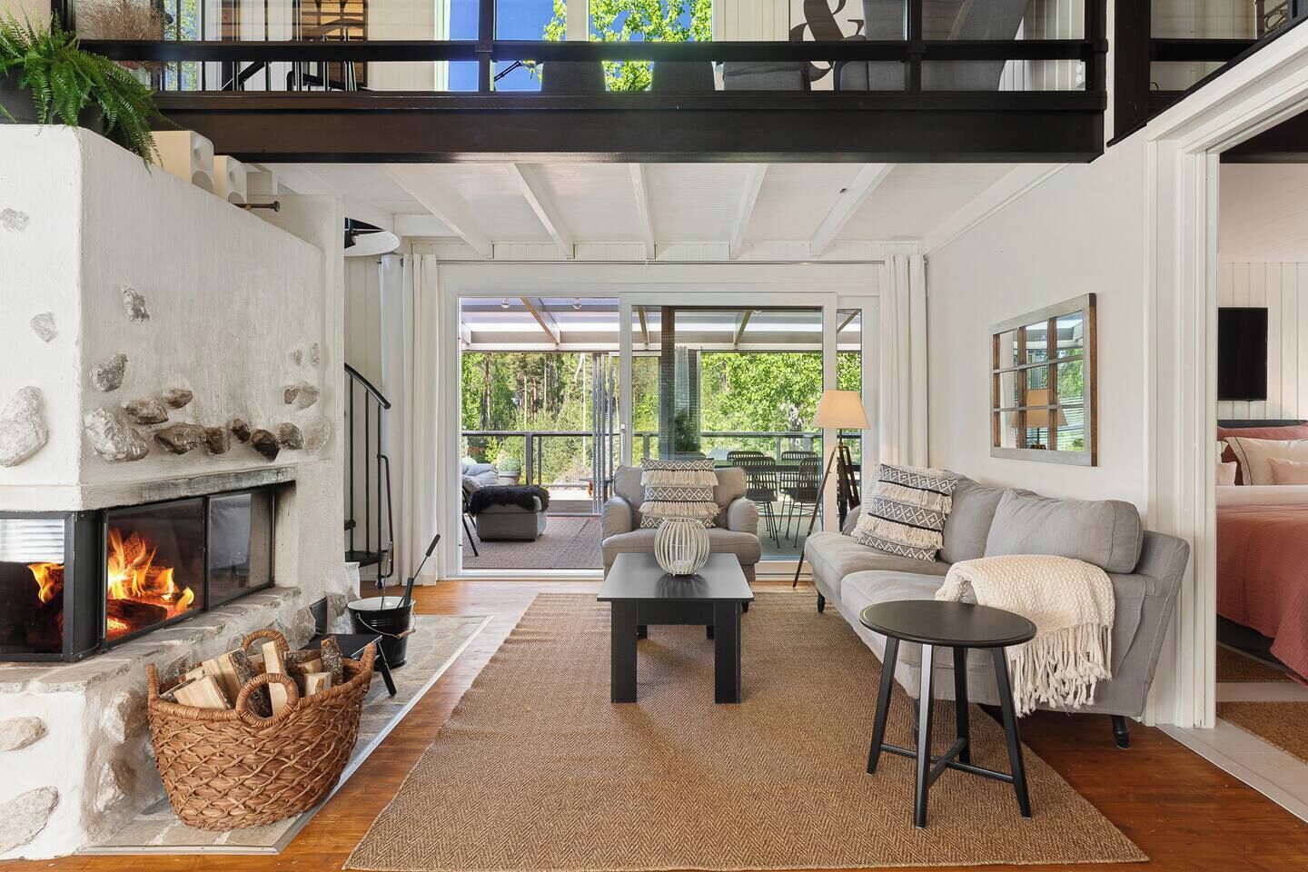 TV, fireplace, stereo