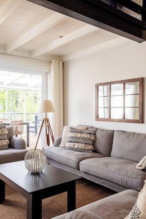 TV, fireplace, stereo