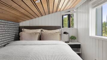 4 makuuhuonetta, työpöytä, silitysrauta/-lauta, vauvan matkasänky