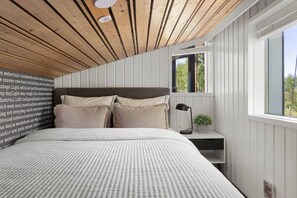 4 makuuhuonetta, työpöytä, silitysrauta/-lauta, vauvan matkasänky