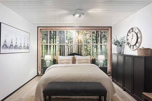 4 dormitorios, escritorio, tabla de planchar con plancha y cuna de viaje