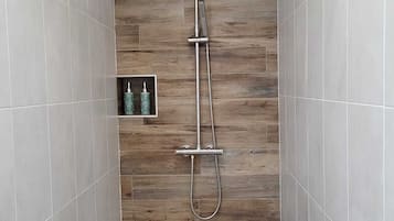 Chambre Double Deluxe, vue jardin | Salle de bain | Douche, serviettes fournies, papier toilette