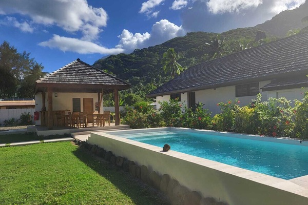 Utendørsbasseng, bassengparasoller og solsenger