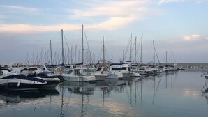 Uma marina com vários barcos atracados.
