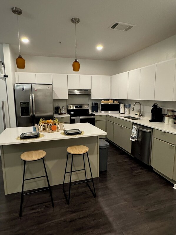 Micro-ondes, four, plaque de cuisson, lave-vaisselle