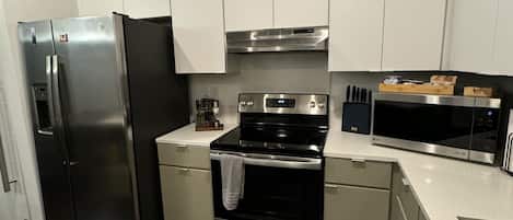 Micro-ondes, four, plaque de cuisson, lave-vaisselle