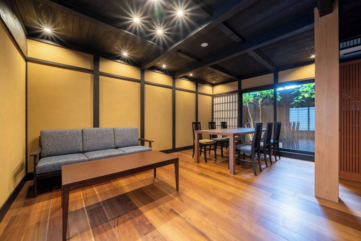 Deluxe Suite, Garden View | 2 bedrooms, in-room safe, desk, blackout drapes