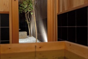 Suite Deluxe, vista al jardín | Baño | Tina y regadera independientes y amenidades de baño gratuitas 