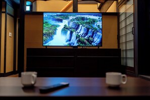 Deluxe Suite, Garden View | Living area