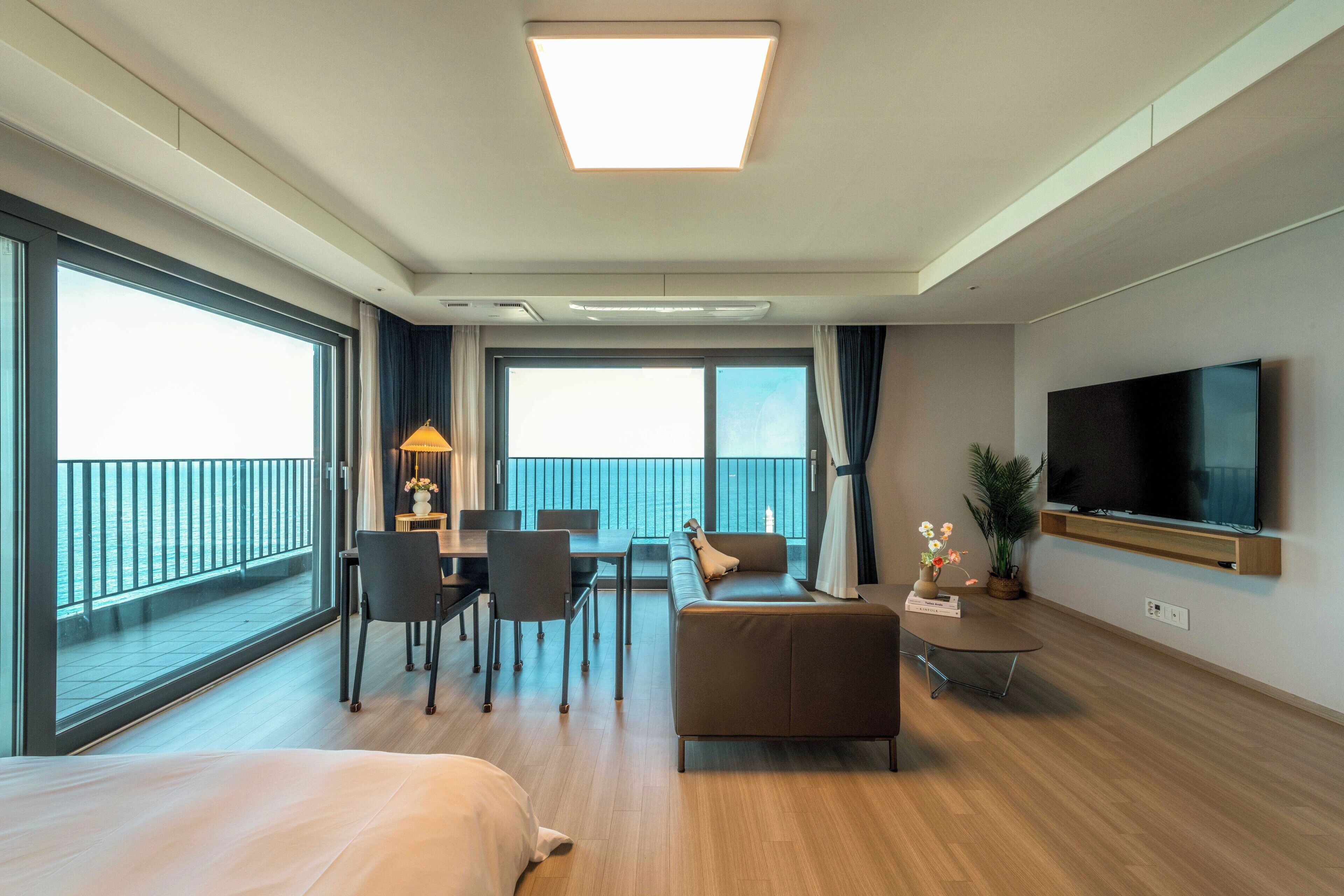 Kamer, 1 slaapkamer, balkon, uitzicht op oceaan (Self Check-in) | Woonruimte | Een lcd-televisie en vloerverwarming