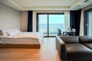 Rom, 1 soverom, balkong, havutsikt (Self Check-in) | Dundyner, wi-fi (inkludert) og sengetøy