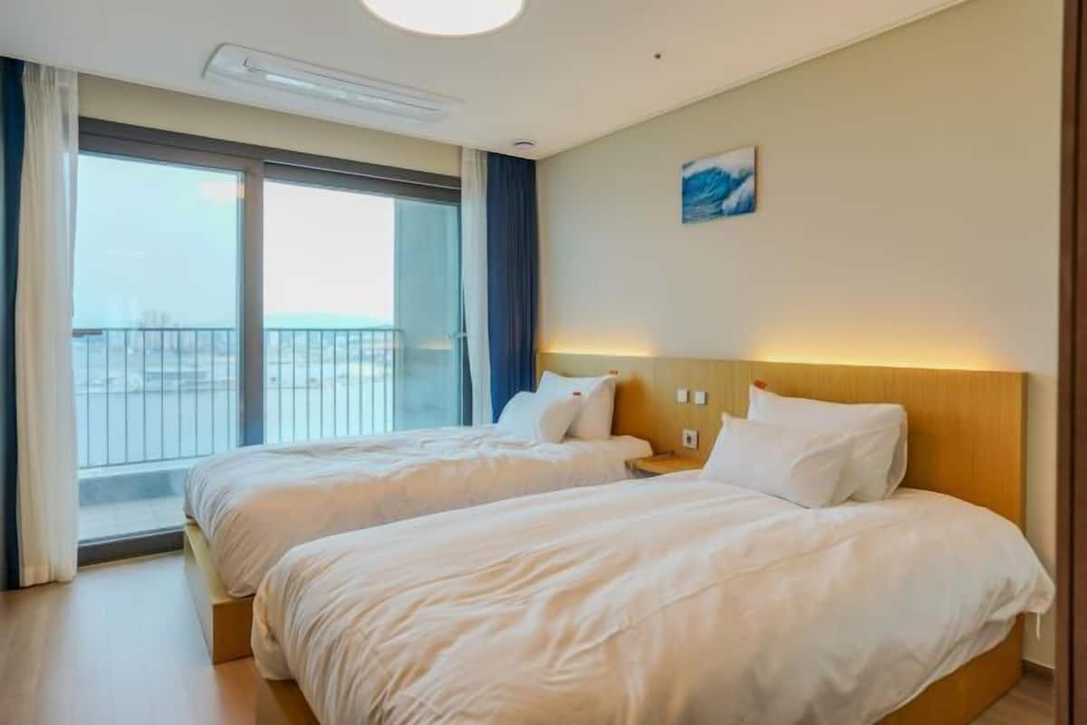 Down duvets, free WiFi, bed sheets