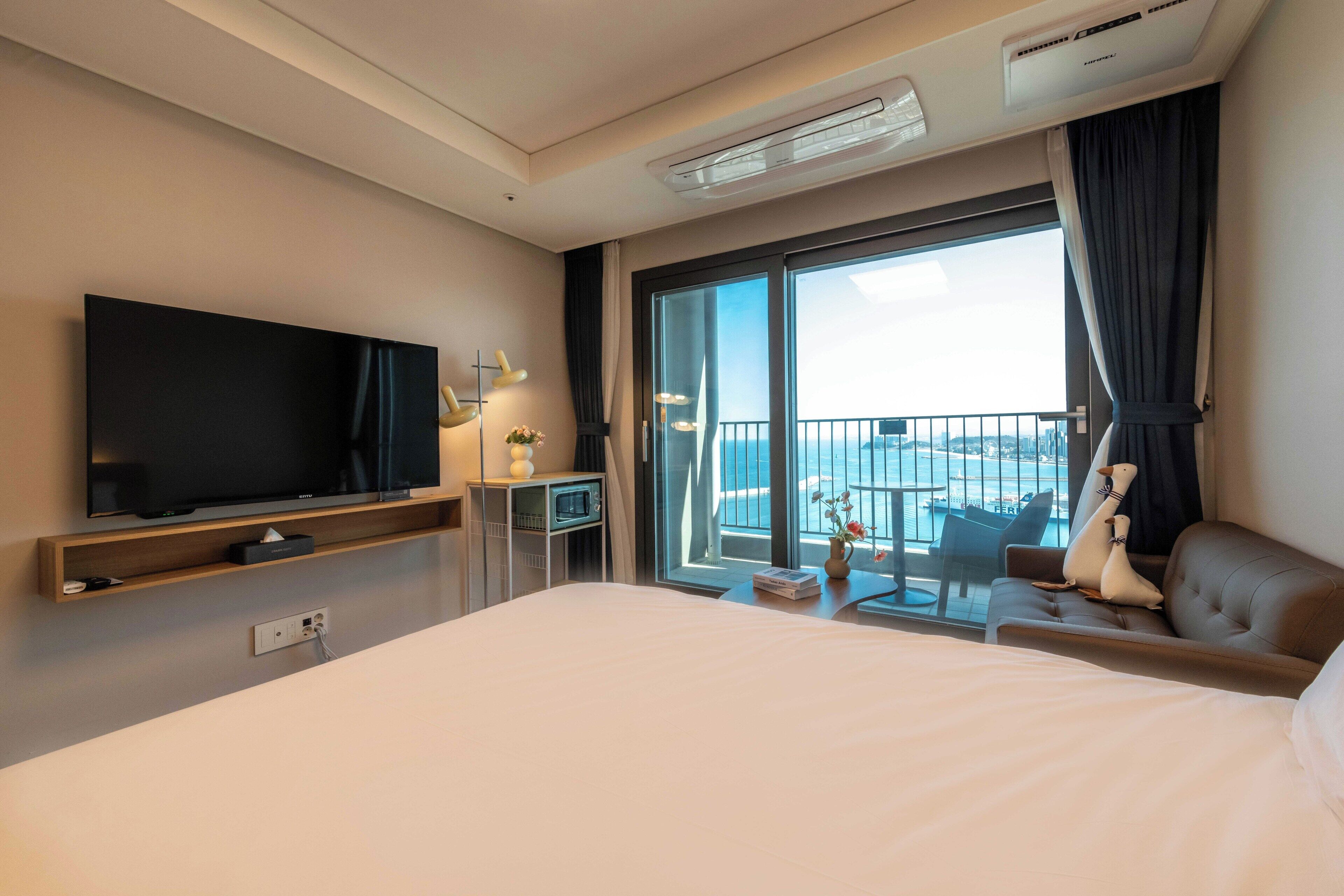 Standaard kamer, 1 queensize bed, balkon, uitzicht op zee (Self Check-in) | Donzen dekbedden, gratis wifi, beddengoed