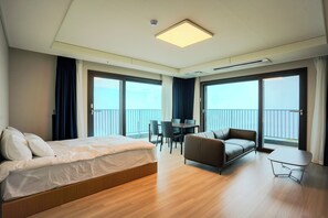 Rom, 1 soverom, balkong, havutsikt (Self Check-in) | Dundyner, wi-fi (inkludert) og sengetøy