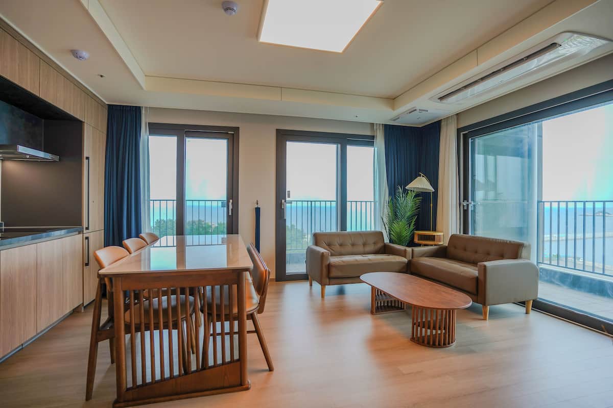 Room, 2 Bedrooms, 2 Bathrooms, Sea View (Self Check-in) | Down duvets, free WiFi, bed sheets