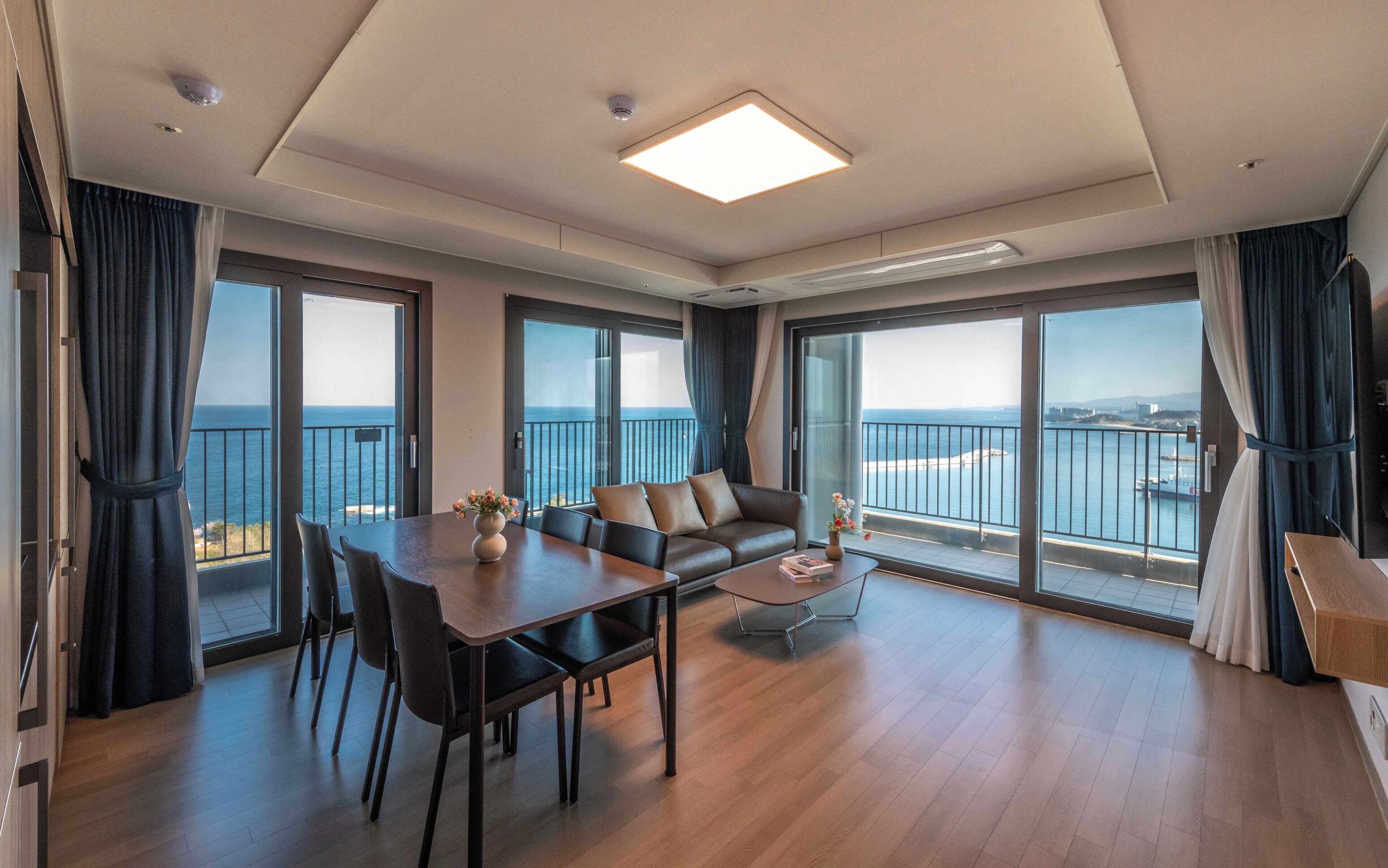 Kamer, 2 slaapkamers, 2 badkamers, uitzicht op zee (Self Check-in) | Woonruimte | Een lcd-televisie en vloerverwarming