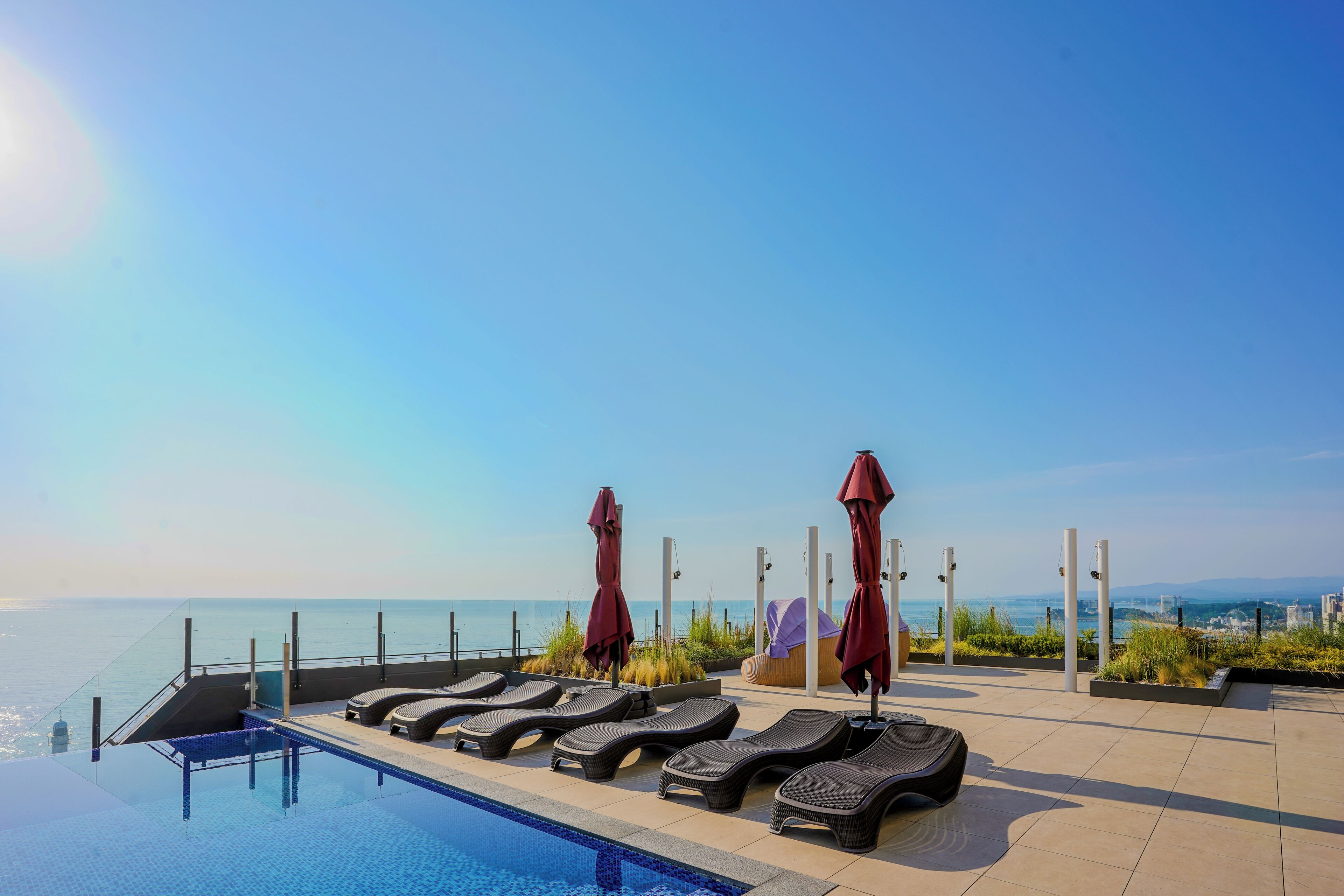 Una piscina al aire libre de temporada