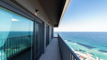 Chambre, 2 chambres, 2 salles de bains, vue océan (Self Check-in) | Terrasse/Patio