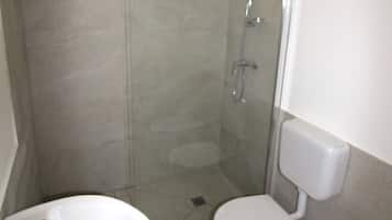 Een douche, handdoeken