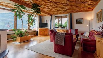 Een televisie en tafelvoetbal