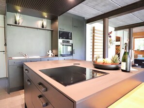 Frigorifero, forno, piano cottura, lavastoviglie