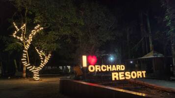 Un letrero para Orchard Resort con un símbolo de corazón y las palabras 'I ♥ ORCHARD RESORT' en letras iluminadas.