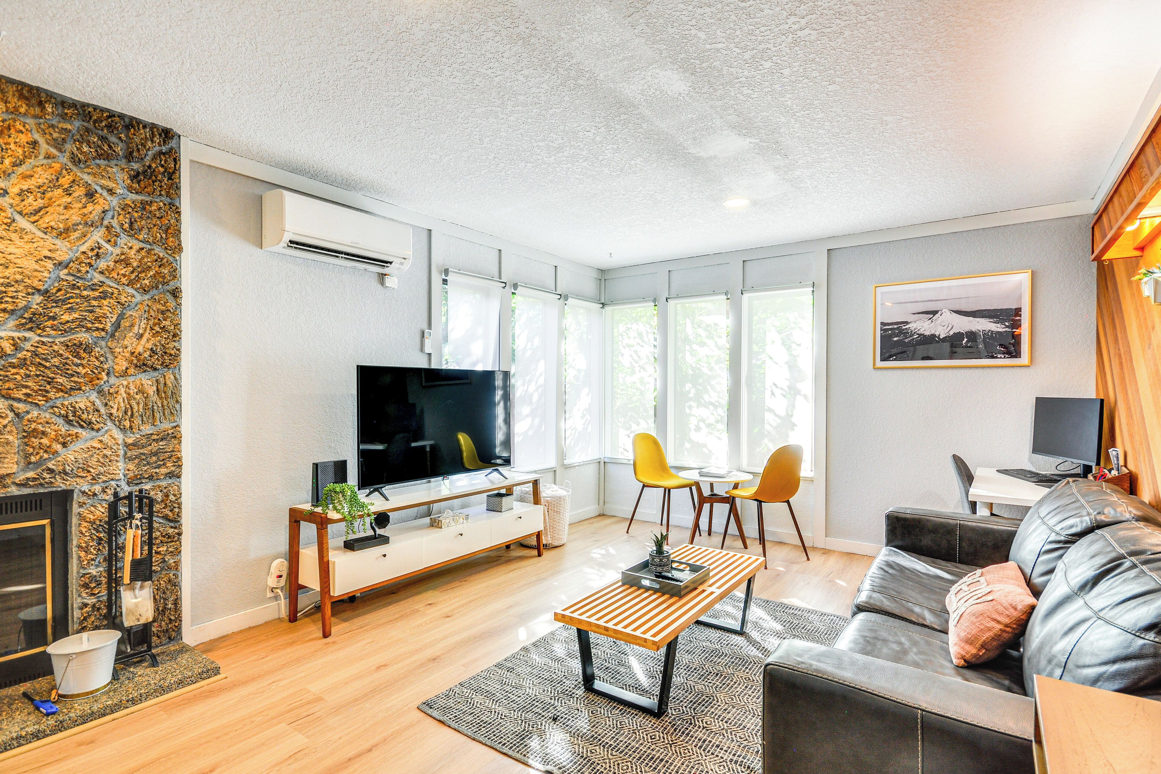 'Cozy Nest' Condo in Mount Hood Village w/ Views!