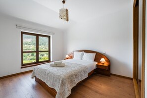 2 slaapkamers, een strijkplank/strijkijzer, internet, beddengoed