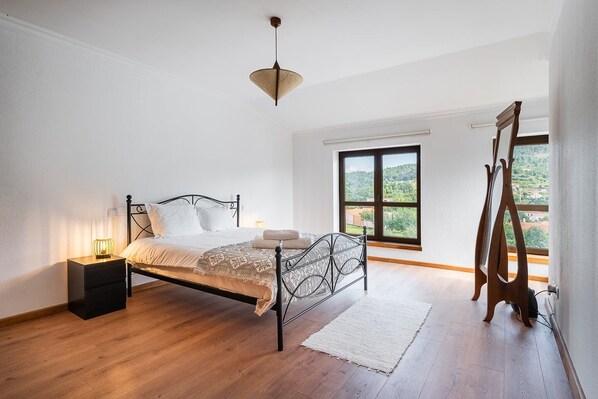 2 bedrooms, iron/ironing board, Internet, bed sheets