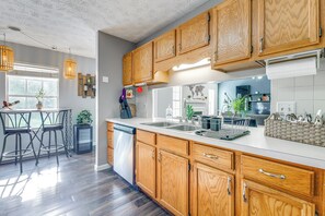 Micro-ondes, plaque de cuisson, lave-vaisselle, cafetière/bouilloire