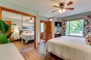 3 bedrooms, iron/ironing board, Internet, bed sheets - Lakefront Cabin < 3 Mi to Dtwn Eureka Springs! (Eureka Springs)