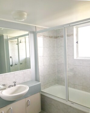 Sèche-cheveux, serviettes fournies