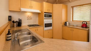 Maison Confort, plusieurs lits, non-fumeurs | Cuisine privée | Grand réfrigérateur, micro-ondes, four, lave-vaisselle