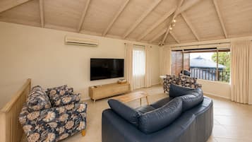 Casa Confort, varias camas, no fumadores | Zona de estar | Televisión de 55 pulgadas con canales digitales, un reproductor de DVD