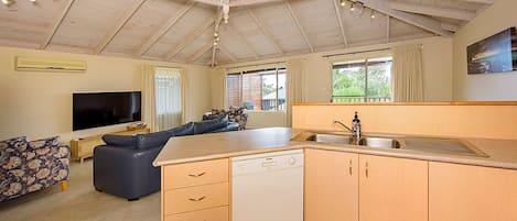 Comfort House, Multiple Beds, Non Smoking | Private kitchen | Full-size fridge, microwave, oven, dishwasher