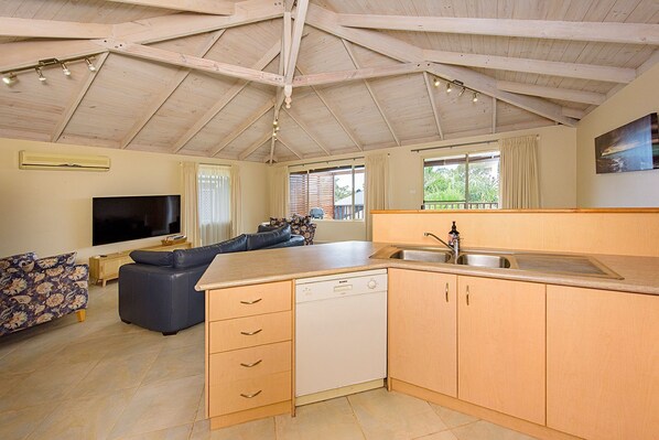 Comfort House, Multiple Beds, Non Smoking | Private kitchen | Full-sized fridge, microwave, oven, dishwasher - Bird's Nest (Dunsborough)