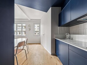 Réfrigérateur, micro-ondes, lave-vaisselle, cafetière/bouilloire