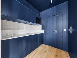 Réfrigérateur, micro-ondes, lave-vaisselle, cafetière/bouilloire