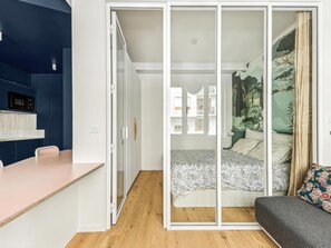 1 chambre, fer et planche à repasser, accès Internet