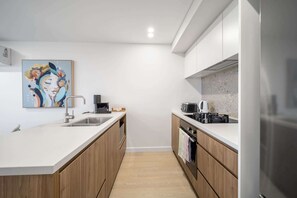 Fridge, microwave, oven, stovetop - Sleek Inner-City 2-Bed with Swimming Pool & BBQ (Dickson)
