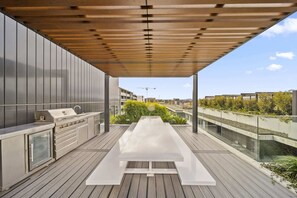 Terrace/patio - Sleek Inner-City 2-Bed with Swimming Pool & BBQ (Dickson)