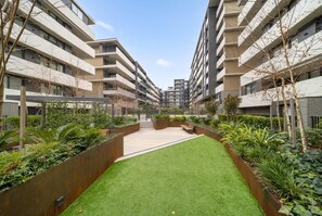 Property grounds - Sleek Inner-City 2-Bed with Swimming Pool & BBQ (Dickson)