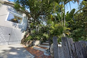 Property grounds - 2-Bed Beach House in Burleigh Heads Amidst Nature (Burleigh Heads)