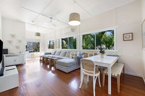 TV - 2-Bed Beach House in Burleigh Heads Amidst Nature (Burleigh Heads)