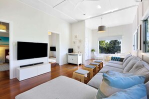 TV - 2-Bed Beach House in Burleigh Heads Amidst Nature (Burleigh Heads)