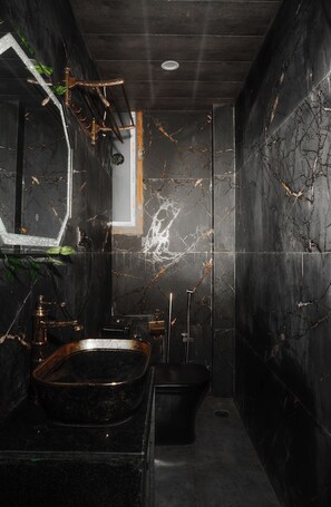 Doccia, bidet, asciugamani, sapone