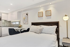 1 habitación, tabla de planchar con plancha, cuna de viaje y wifi 