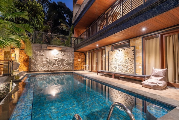 Una piscina al aire libre