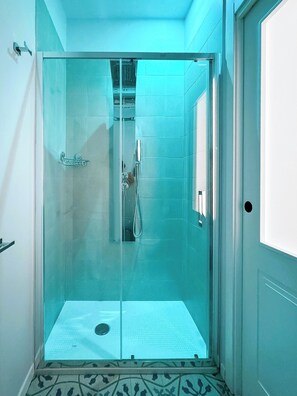 Hair dryer, slippers, towels, soap - Volpe e Uva Winesuites & Spa (Trani)